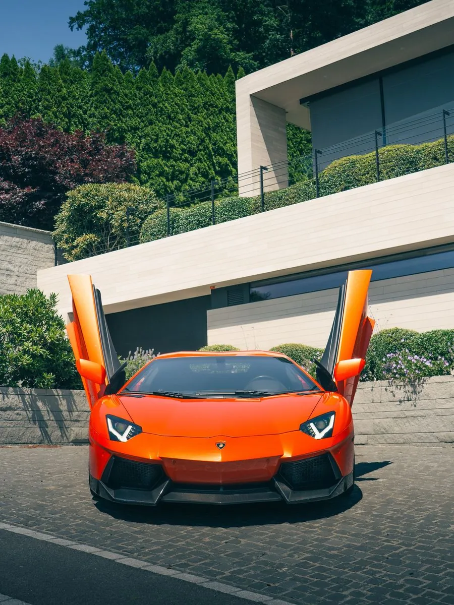 Lamborghini Aventador mit geöffneten Scherentüren