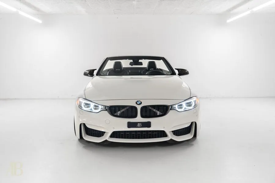 Weisses BMW M4 Cabriolet im Studio