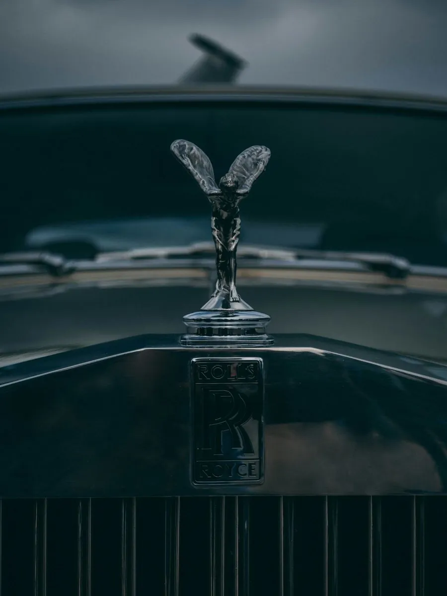 Spirit of Ecstasy auf einem Rolls-Royce