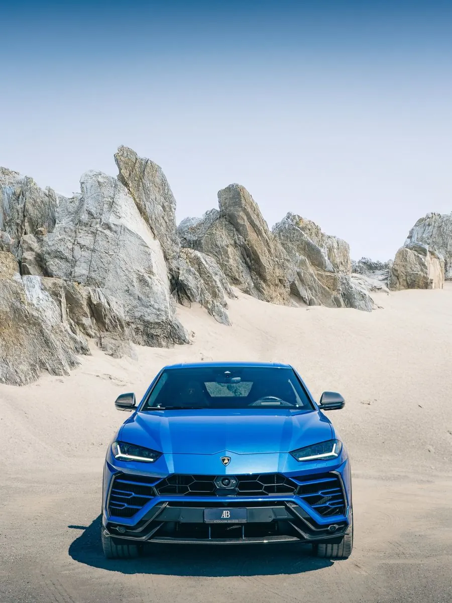 Lamborghini Urus in einer Felslandschaft
