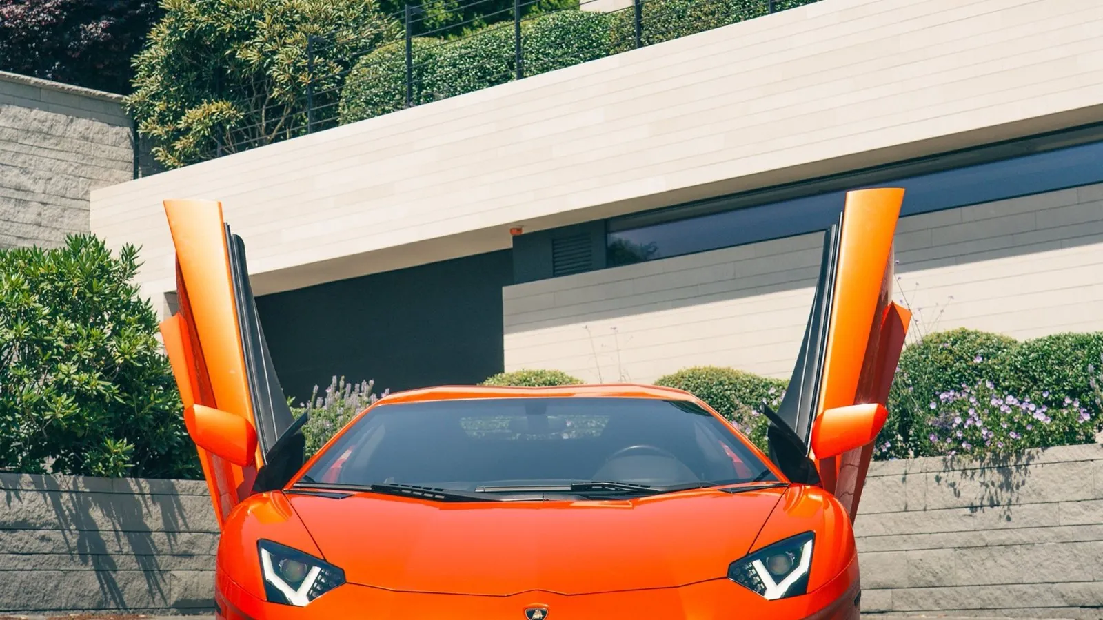Lamborghini Aventador mit geöffneten Scherentüren