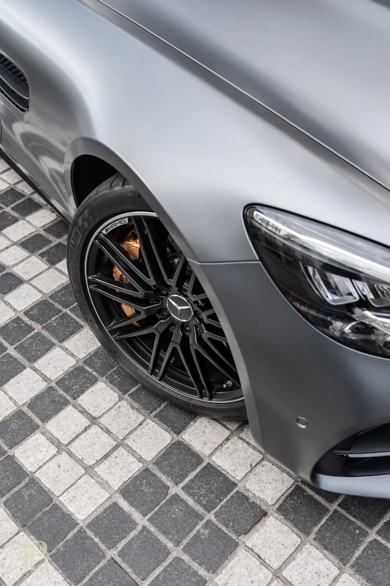 Mercedes-AMG GT auf Kopfsteinpflaster