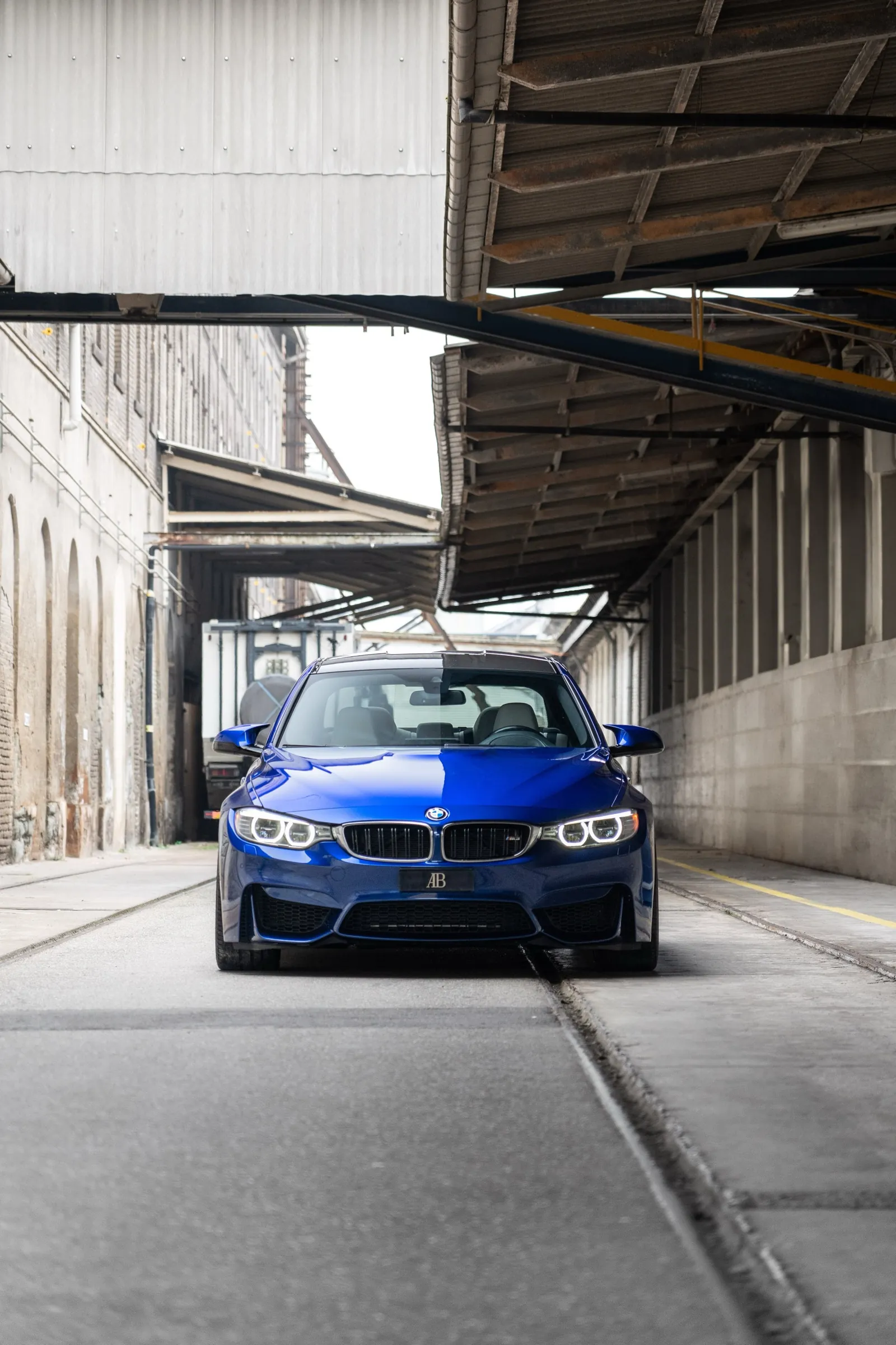 Blauer BMW M3 unter einer Brücke