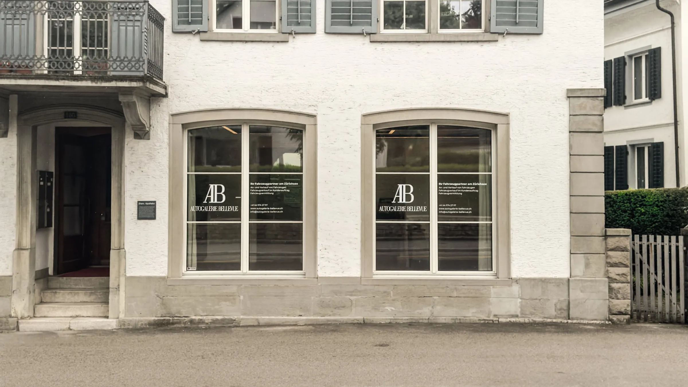 Gebäude der Autogalerie Bellevue an der Seestrasse in Meilen